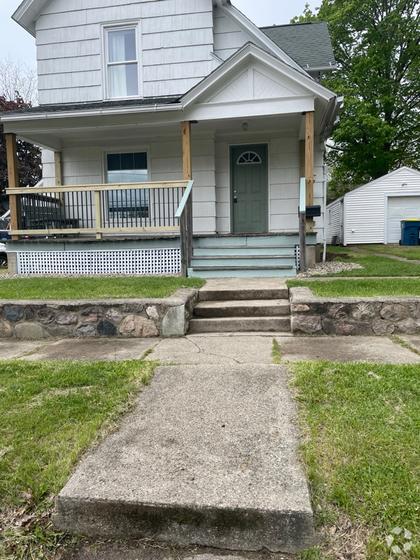 Building Photo - 206 S Superior St Rental