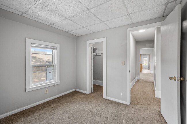 Photo - 909 E River Pky