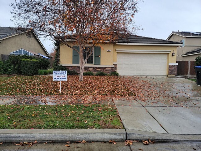 4 bedroom 2 bathroom in NW Visalia! - 4 bedroom 2 bathroom in NW Visalia! House