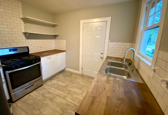 Photo - 2310 Aintree Ave