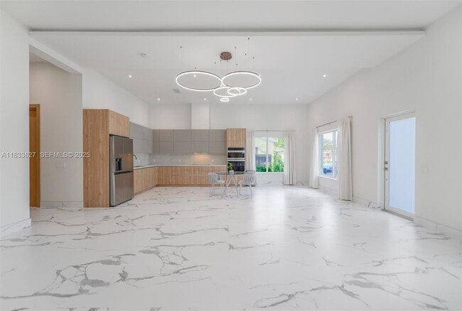 Photo - 635 SW 9th St