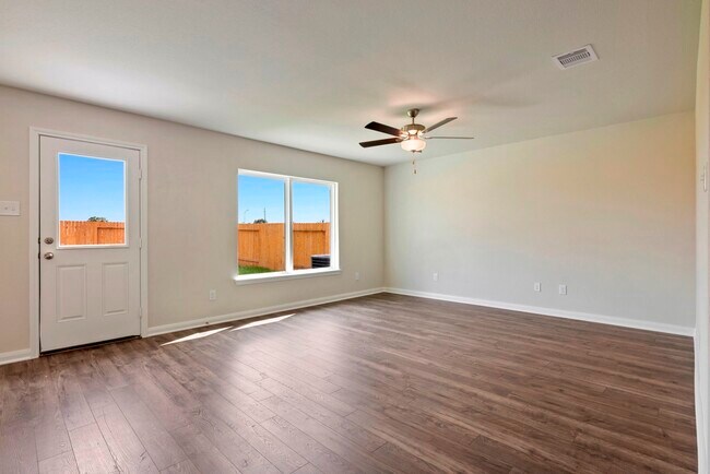 Photo - 400 Mustang Trot Dr