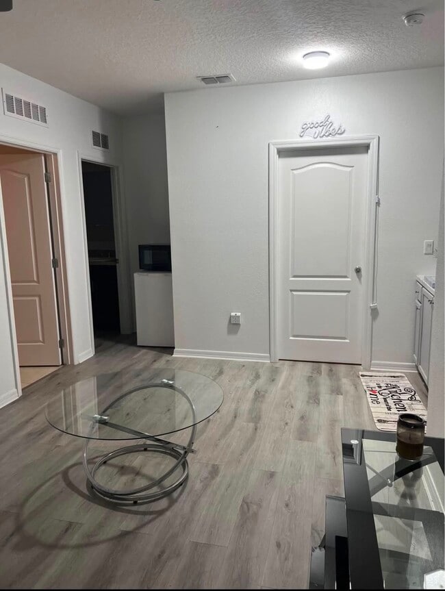 600 Sardinia Cir Unit Apartment