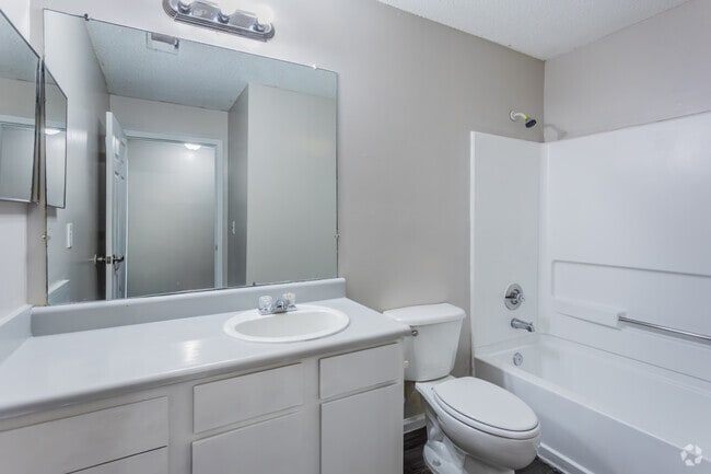 2BR, 1.5BA - 966SF - Bathroom