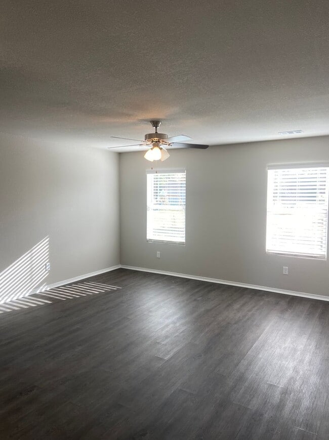Photo - Pre-Leasing | Beautiful 3 Bedroom, 2 Bathroom Home in Fairview Haven with a Private Fenced Backyard