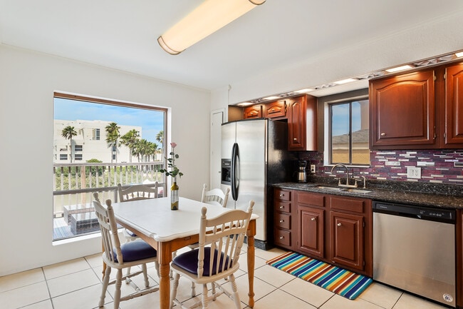 Photo - 208 W Saturn Ln Unit B