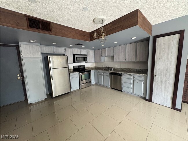 Building Photo - 5457 Escondido St Rental