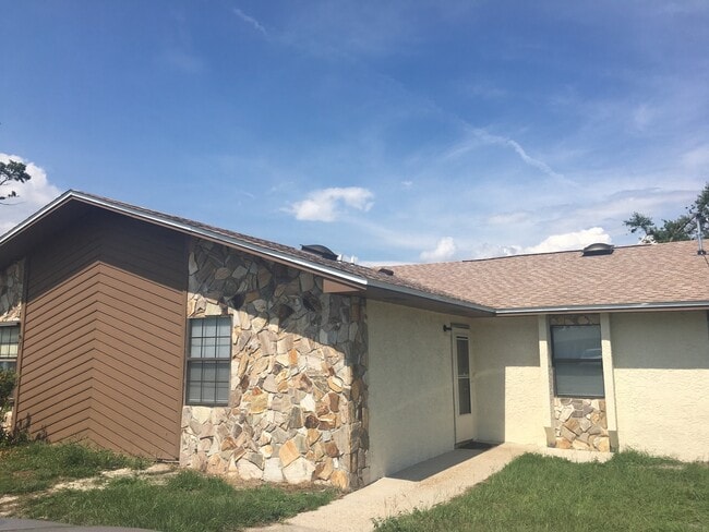 Building Photo - Conveniently Located 3Bed/2Ba Duplex Near Schools, Shopping & Tyndall AFB!