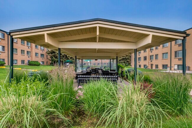 Photo - Royal Gardens Apartments