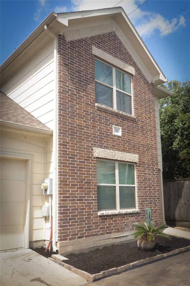 Building Photo - 5951 S Loop E Unit 38
