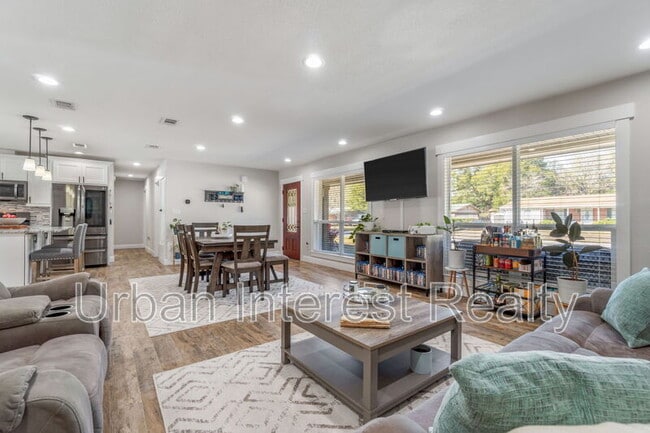 Photo - 708 Marcia Cir House