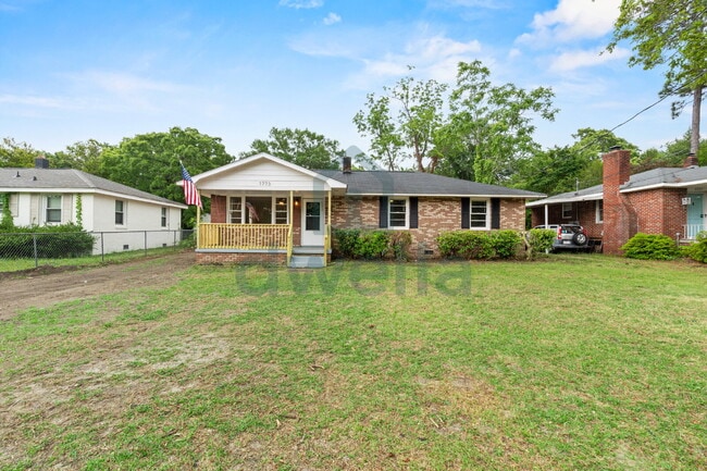 Building Photo - "Charming 5-Bedroom Oasis with 2 Full Bath... Rental