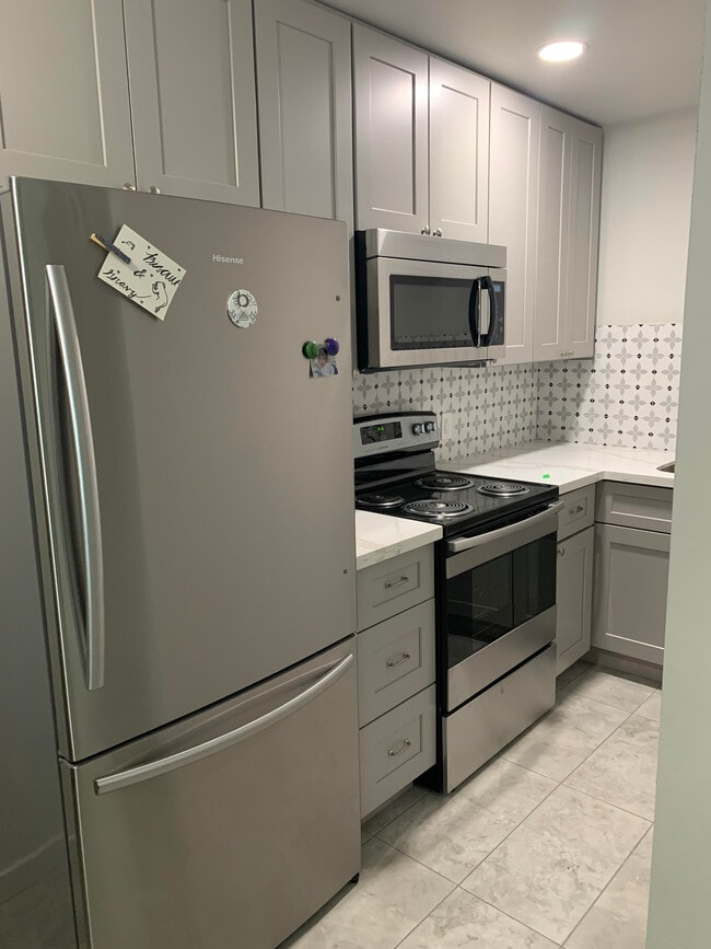 Kitchen-quartz counter tops - 1009 E Watkins St Unit #1