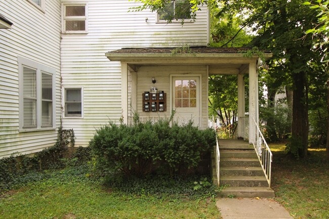 Building Photo - Close to Campus Unit 1517 Apt. 4