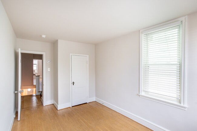 Photo - 1938 E Somerset St