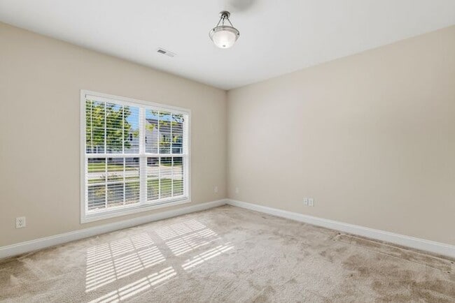 Photo - 5 Bedrooms in the heart of Summerfield!