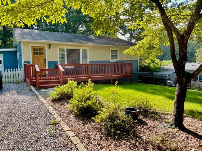 Building Photo - Black Mountain Gem Near Lake Tomahawk!