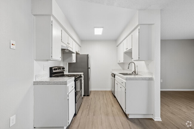 1BR, 1BA - 650SF - Kitchen