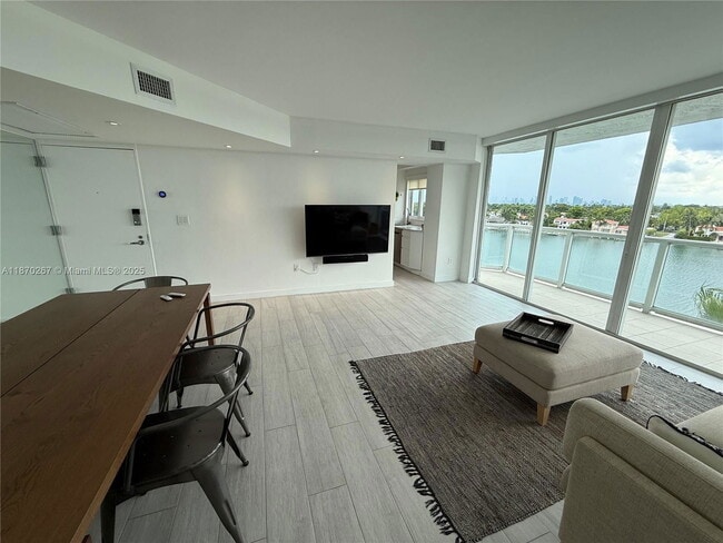 Photo - 5900 Collins Ave Unidad 705