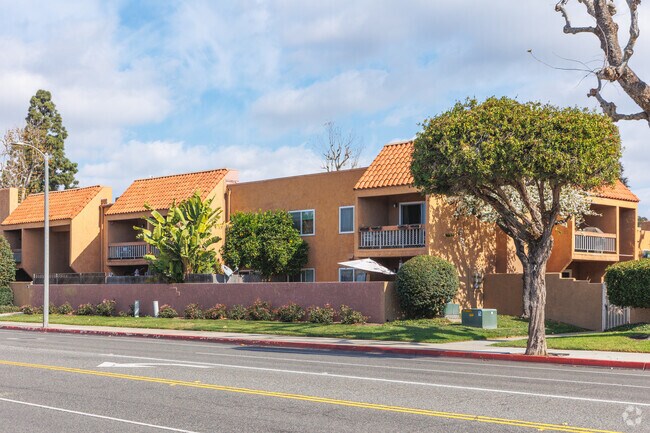 6600 Warner Ave - Villa Warner Condominiums