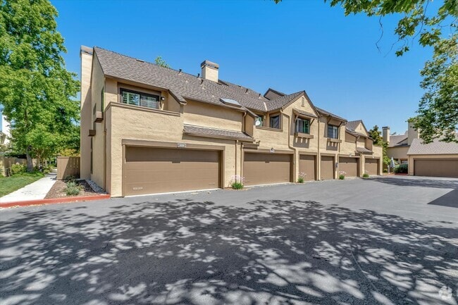 Building Photo - Hamilton Place Townhome