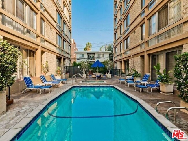 Photo - 320 N Maple Dr Unidad PH-605