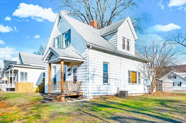 Photo - 102 N Cedar Ave