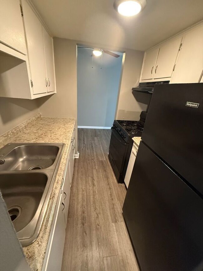 Building Photo - 2082 Fairmont Ct Unit 11