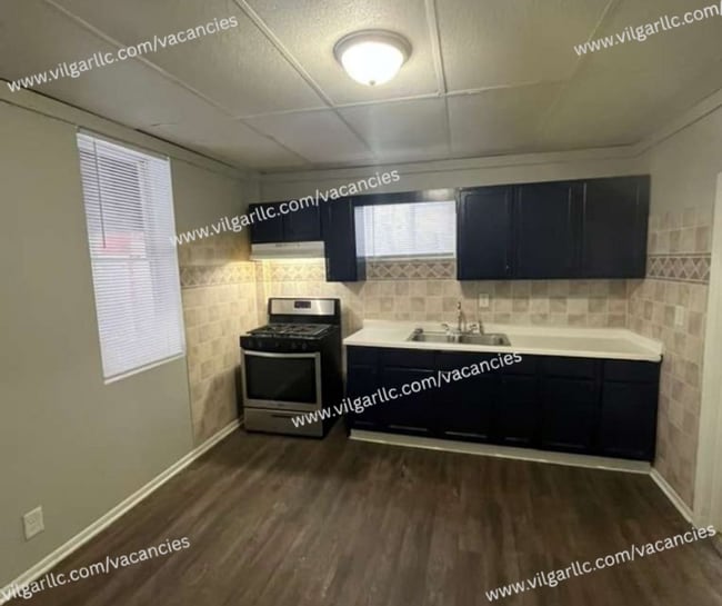 Building Photo - Over 1,100 sq ft 3 large bedrooms • 1.5 spacious bathrooms home in East Chicago, IN