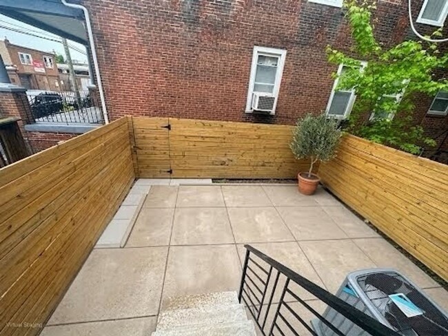 Building Photo - Renovated 2BR/2BA w/ Private Yard, Porch & In-Unit Laundry Unit 1F
