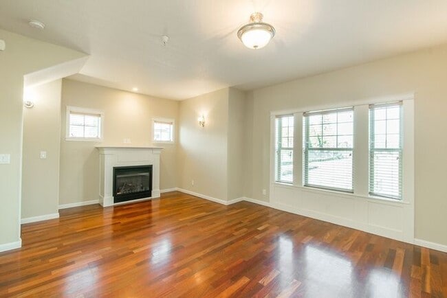 Springwater Corridor Luxury Townhome: Popu... - Springwater Corridor Luxury Townhome: Popu...