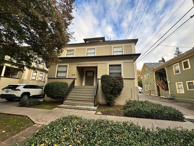 Building Photo - 715 18th St Unit 06