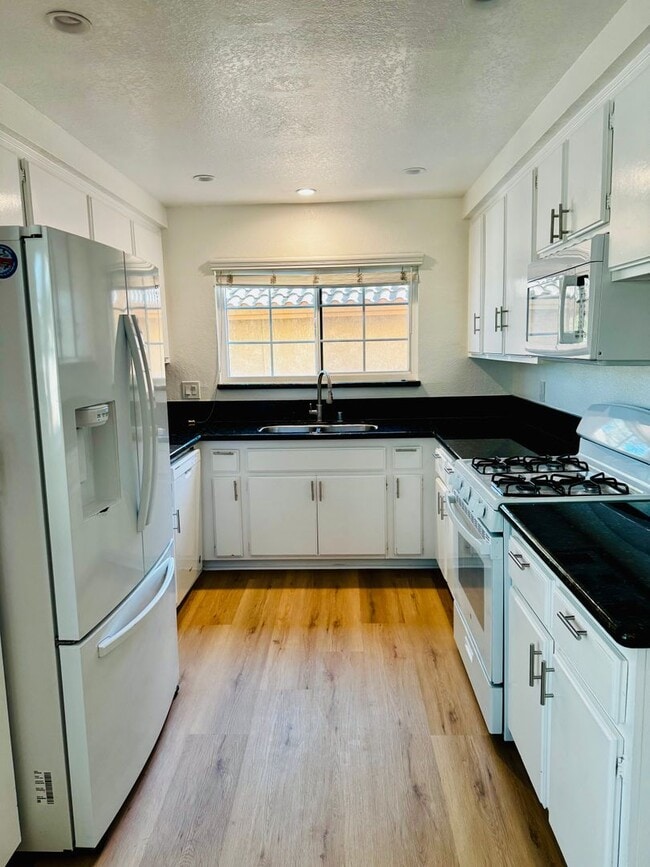 Building Photo - Remodelled 2 Bed 2 Bath For Rent at Signal Hill Unit #10