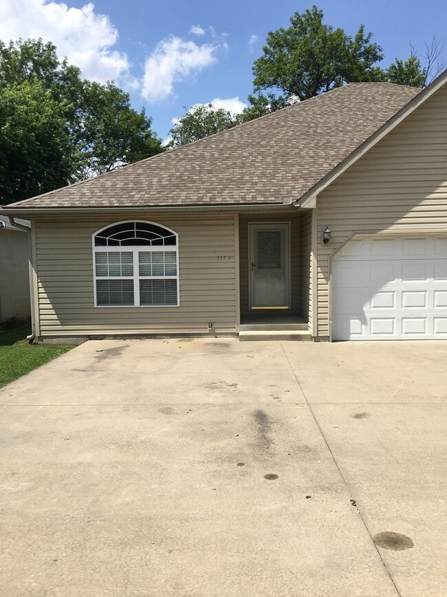 Photo - 717 E Madison St Unidad 717 E. Madison Apt. A