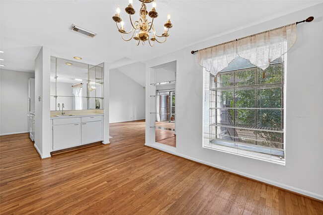 Photo - 2829 Timmons Ln Unidad True