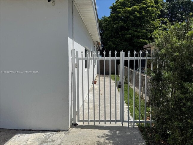 Photo - 320 NE 160th St Unit B