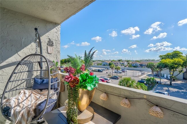 Building Photo - 10000 NW 80th Ct Unit 2456