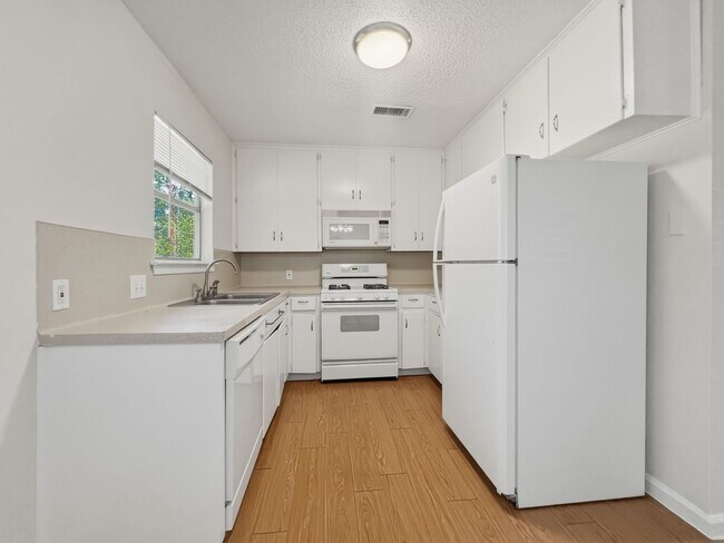 Photo - 3402 S Oak Dr Unit B