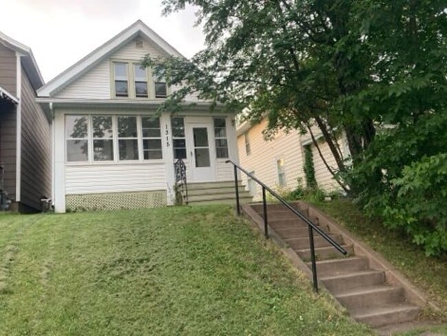 AVAILABLE SEPTEMBER 1st - 2 Bedroom, 1 Bat... - AVAILABLE SEPTEMBER 1st - 2 Bedroom, 1 Bat... House