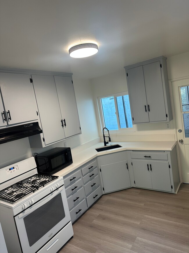 Photo - 587 South St Unit B