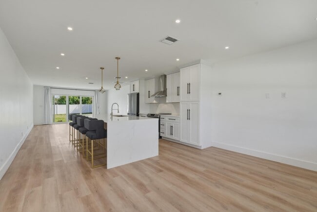 Photo - 461 SW 1st St