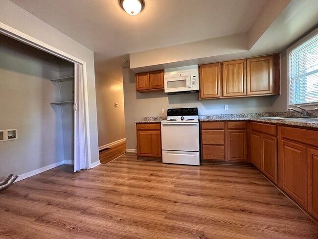 Photo - 170/172 Delmont Dr Unit 172
