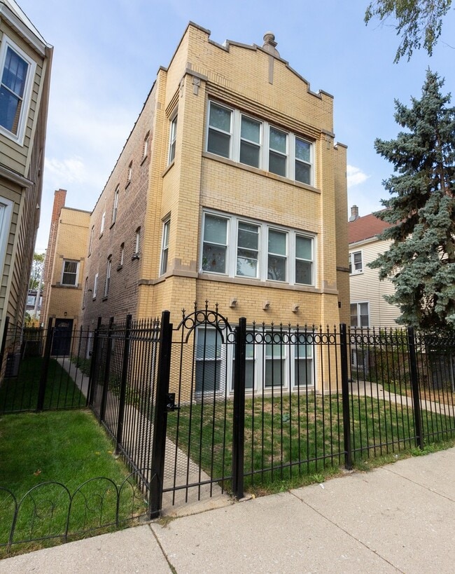 Building Photo - 2620 N Springfield Ave Unit 2R Rental