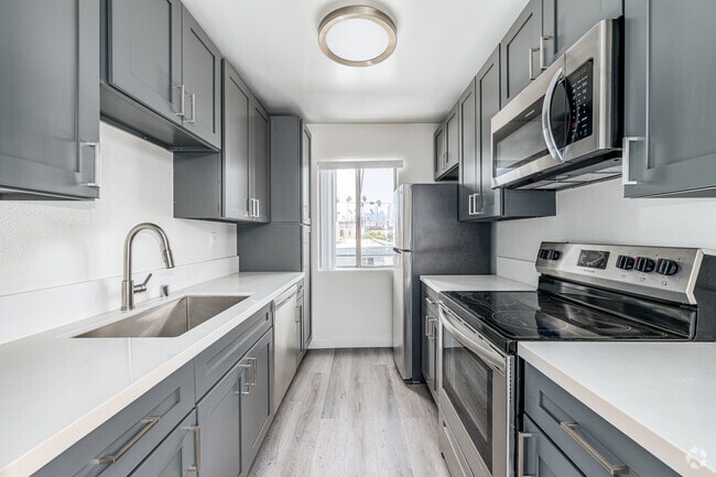 2BR, 2BA - 1030SF - Kitchen