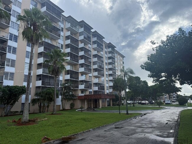 Building Photo - 4174 Inverrary Dr Unit 604