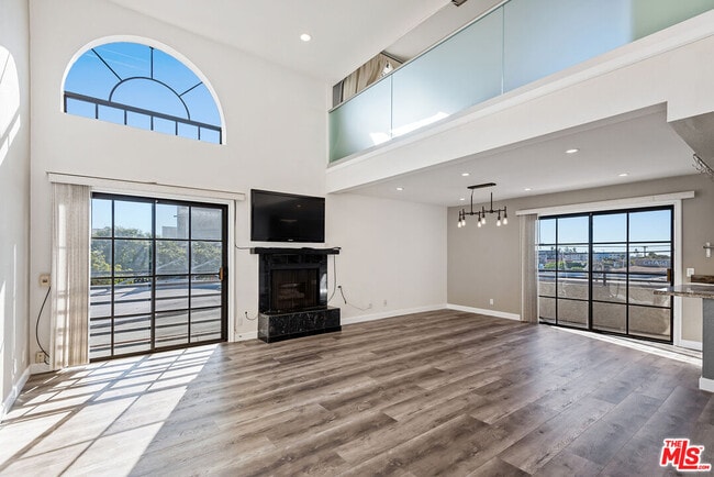 Building Photo - 3780 Ocean View Ave Unit 2