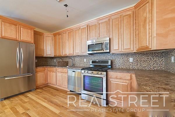 Photo - Renovated 3 BR 2 BA in Crown Heights Unidad 3