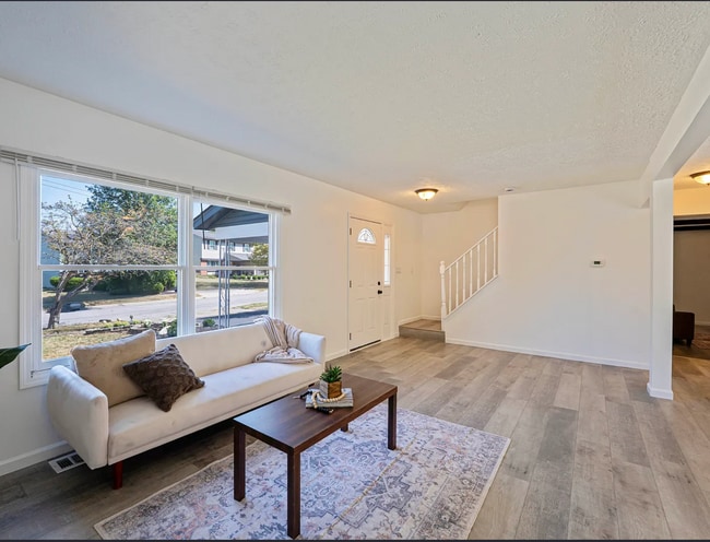 Photo - 2117 Drumlin Dr