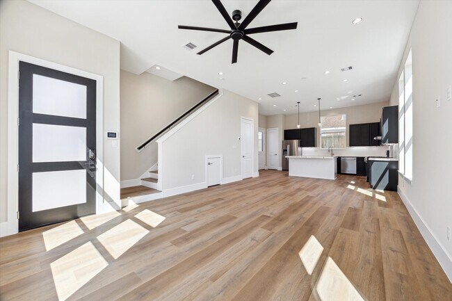 Photo - 5617 Leonard St