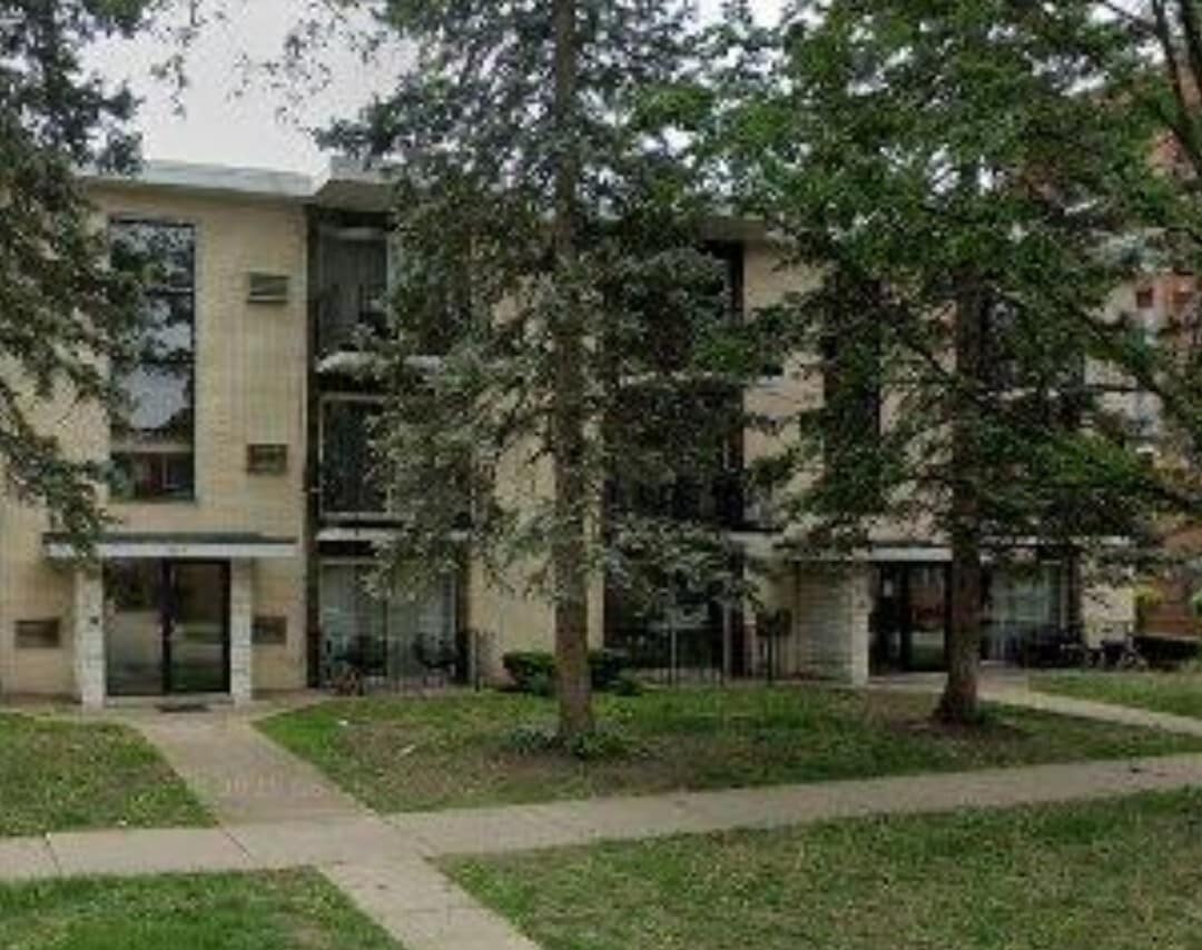 This is a spacious slightly over 900 square foot one bedroom apartment in the downtown Des Plaines a - 1353 Perry St Unit 5